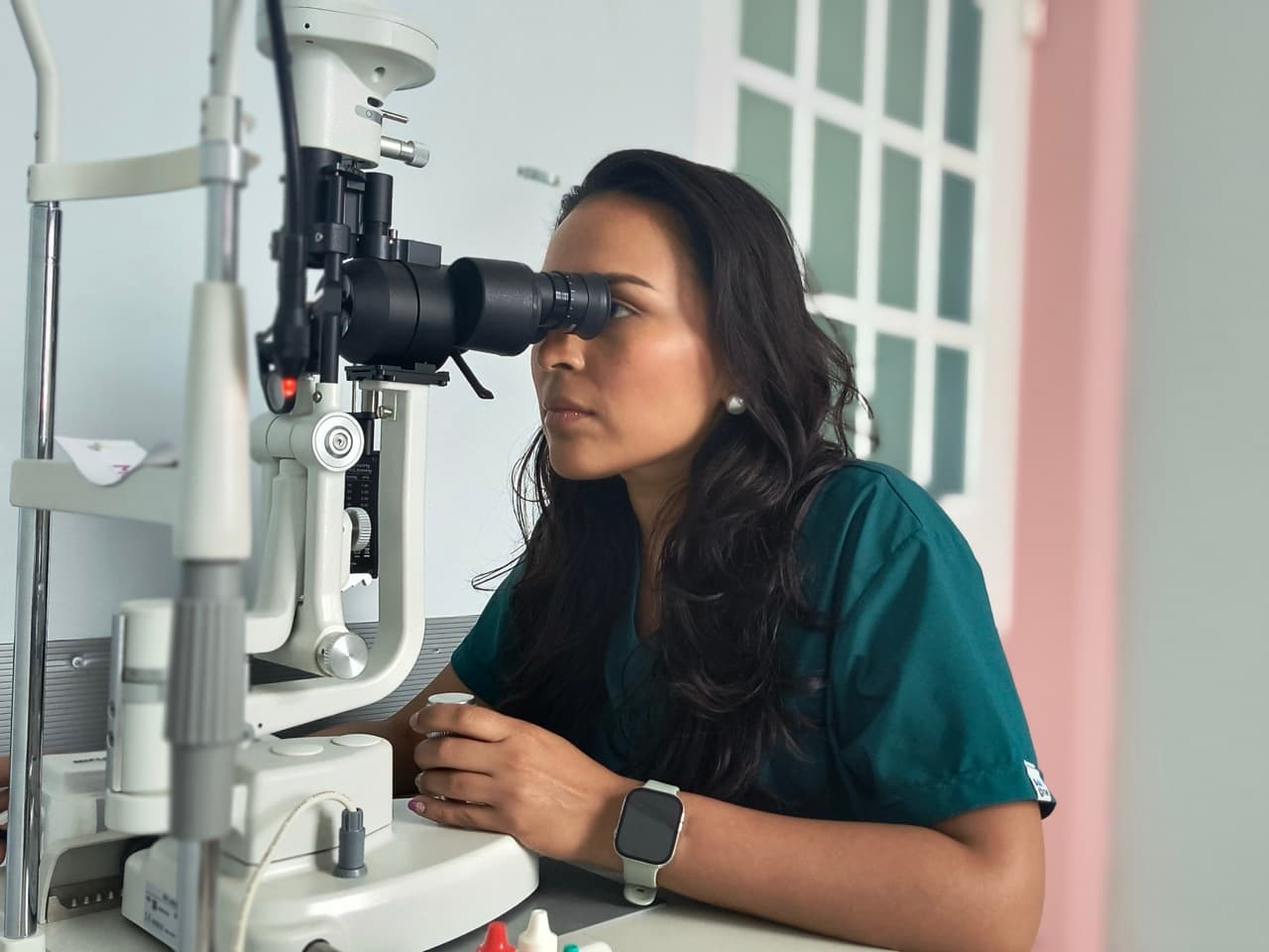 Dra. Angélica Oñate Díaz en consulta oftalmológica
